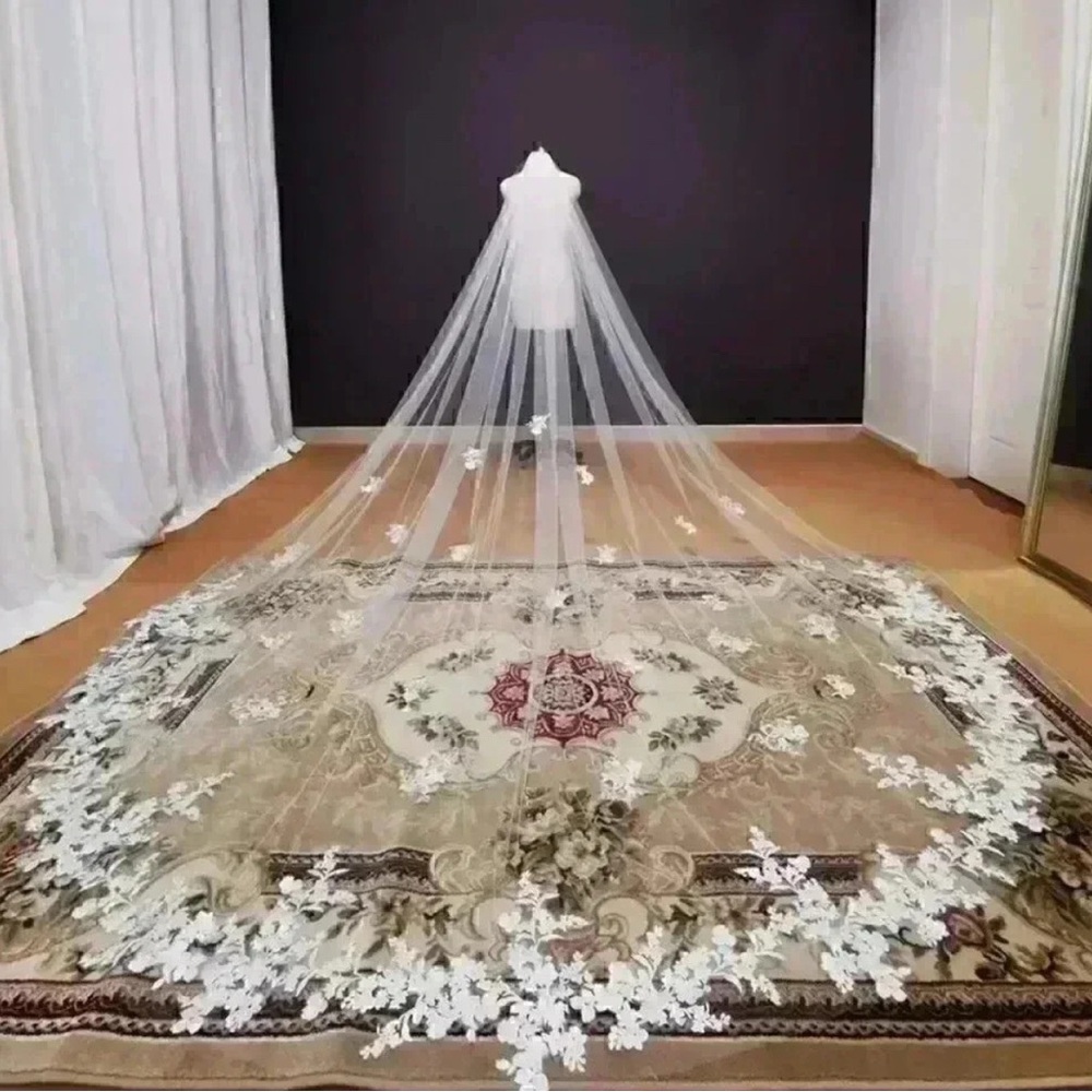 Elegant White Floral Wedding Veil